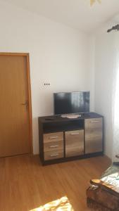 TV a/nebo společenská místnost v ubytování Apartment Jelić