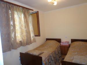 - une chambre avec 2 lits jumeaux et une fenêtre dans l'établissement Anush`s B&B, à Tatev