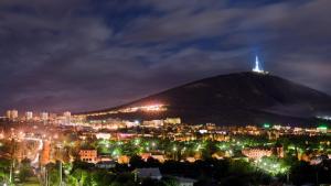ピャチゴルスクにあるApartment Centerの夜の市街山の眺め
