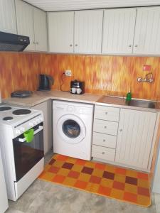 een keuken met een wasmachine en een wastafel bij Diasoulas house in Rhodos-stad
