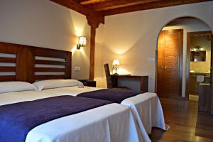 A bed or beds in a room at Posada Valle del Oso