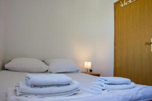 Un pat sau paturi într-o cameră la Apartments Sv. Jelena 2