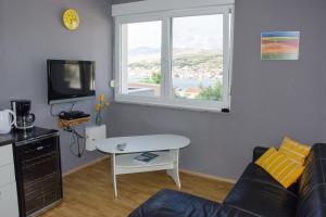 TV a/nebo společenská místnost v ubytování Apartments Sv. Jelena 2
