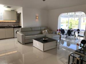 A seating area at Villa Ola, Golf del Sur
