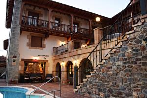 The swimming pool at or close to Posada Valle del Oso