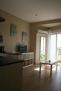 - une cuisine avec un comptoir et une table dans une pièce dans l'établissement CLB Feria Apartment, à Séville