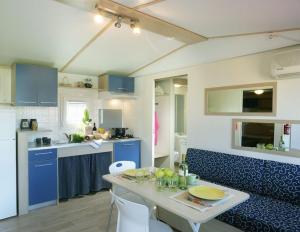 New Camping Le Tamerici tesisinde mutfak veya mini mutfak