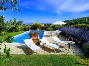 The swimming pool at or close to Villa S.Anna