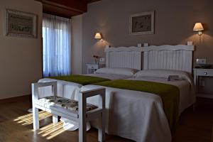A bed or beds in a room at Posada Valle del Oso