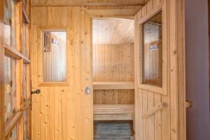 drewniana sauna z drewnianymi drzwiami i oknami w obiekcie La torre Casa rural w mieście Fuente de Piedra