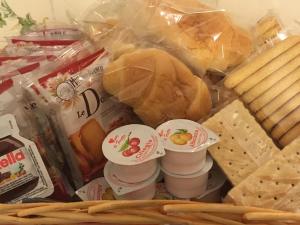 una cesta de comida con un sándwich y queso en Residenza Flaminia, en Roma