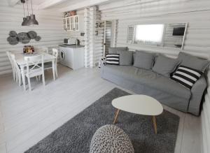 sala de estar con sofá y mesa en Öböl Liget vendégházak en Abádszalók