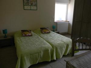 Ένα ή περισσότερα κρεβάτια σε δωμάτιο στο Gite Chambres d Hotes des Péguets