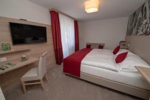 Postel nebo postele na pokoji v ubytování Hotel Sonne St. Moritz 3* Superior