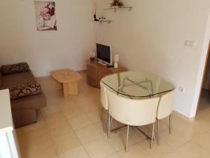 Televisyen dan/atau pusat hiburan di Apartments and Rooms Rosemari