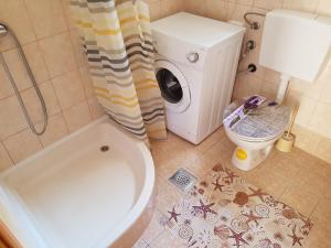 Bilik mandi di Apartments and Rooms Rosemari +22 gambar