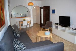sala de estar con sofá, TV y mesa en Margarita 110, en Pafos