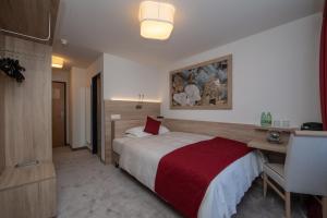 Postel nebo postele na pokoji v ubytování Hotel Sonne St. Moritz 3* Superior