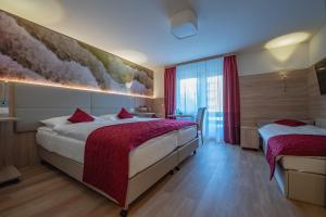 Postel nebo postele na pokoji v ubytování Hotel Sonne St. Moritz 3* Superior