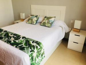 プエルト・カレロにあるNoray Goldのベッドルーム1室(白いベッド1台、枕2つ付)