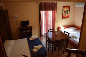 斯費拉卡瓦洛的住宿－Casa Gagà，酒店客房设有一张床铺、一张桌子和一间卧室。