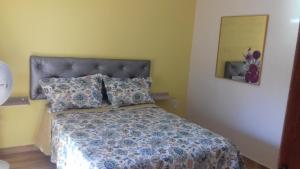 Giường trong phòng chung tại Casa da Celia