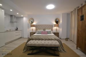 アリカンテにあるCozy Studio Alicanteのベッドルーム1室(ベッド1台付)、キッチンが備わるアパートメントです。
