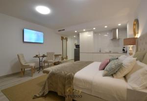 een slaapkamer met een groot bed en een keuken bij Cozy Studio Alicante in Alicante