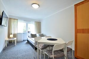 Televízia a/alebo spoločenská miestnosť v ubytovaní Apartament Na Górskiej