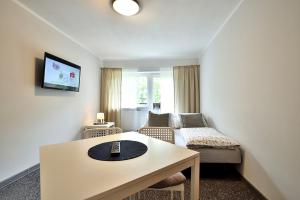 Televízia a/alebo spoločenská miestnosť v ubytovaní Apartament Na Górskiej
