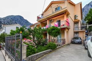 een gebouw met auto's geparkeerd op een parkeerplaats bij SSM Apartmani in Kotor