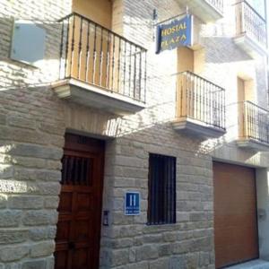 un edificio con 2 balcones en un lateral en Hostal La Plaza en Puente la Reina