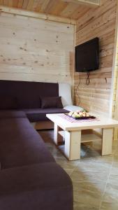 salon z kanapą, stołem i telewizorem w obiekcie Vacation home SAJRA w mieście Kulen Vakuf