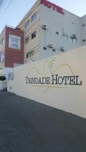 una señal para un hotel frente a un edificio en Trindade Hotel en Trindade