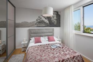 Villa Diana في قشتيلا: غرفة نوم بسرير وبطانية حمراء وبيضاء +24 صورة