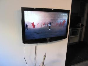 グダニスクにあるApartament Mirrorの壁掛け薄型テレビ