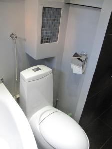グダニスクにあるApartament Mirrorのバスルーム(白いトイレ、換気口付)