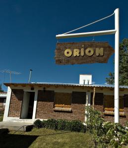 Signe qui dit oignon sur le devant d'une maison dans l'établissement Cabañas Orión, à Potrerillos