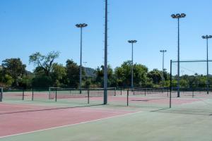 サン・ブラース・デ・アルポルテルにあるFlat in the Heart of Algarveのテニスコート2面