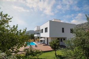 Villa Diana في قشتيلا: اطلالة خارجية على بيت ابيض مع مسبح