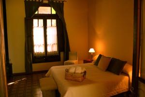 a bedroom with a large bed with a window at Hostería Rural Les Aldudes in San Andrés de Giles