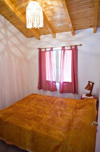 เตียงในห้องที่ Cabañas Orión