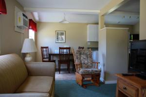 een woonkamer met een bank en een eetkamer bij Kennebunk Gallery Motel and Cottages in Kennebunk
