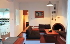 salon z kanapą i kominkiem w obiekcie apartment 99 w mieście Néa Péramos