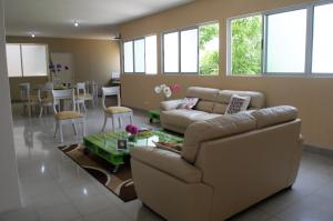 危地馬拉的住宿－Casa Mesa，客厅配有沙发和桌子