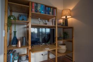 TV a/nebo společenská místnost v ubytování The Hill House
