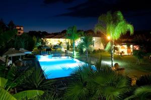 una gran piscina por la noche con luces en Dion Zois, en Finikounta