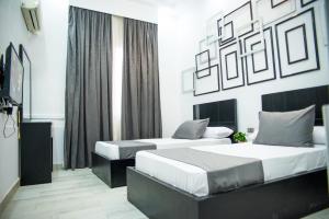 twee bedden in een hotelkamer met zwart en wit bij Egyptian Night Hostel in Caïro