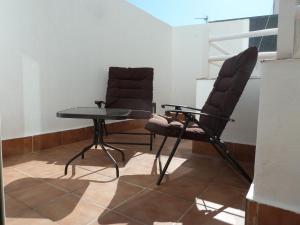 マラガにあるCity Sunny Apartmentの椅子2脚とテーブル1台