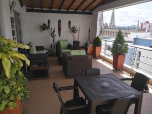 - Balcón con mesa y sillas en un edificio en Habitar de Asis en Bucaramanga